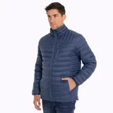 Campera azul acolchada con cierre frontal, cuello alto y bolsillos laterales y en el pecho con cierre.