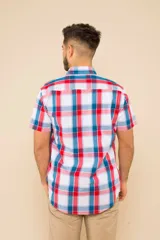 Camisa de manga corta con estampado a cuadros en tonos azul, rojo y blanco. Cierre con botones y tela ligera.