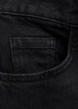 Pantalón de jean negro de corte wideleg, tiro alto, con cierre de cremallera y botón, cinco bolsillos y trabillas.