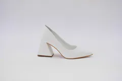 Zapato de tacón color naranja con textura croco, punta fina y tacón cuadrado forrado en cuero. Modelo Felicia New de cuero.