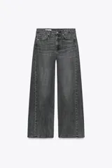 Pantalón de jean gris oscuro, de tiro alto, corte wide leg y largo hasta el tobillo.