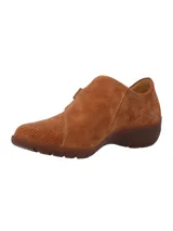 Zapato marrón de cuero con empeine cerrado y ajuste de velcro.