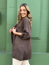 Camisa marrón chocolate de viscosa, corte clásico, con bolsillo y tajos laterales.