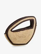 Bolso de mano artesanal de rafia color beige con detalles en marrón.