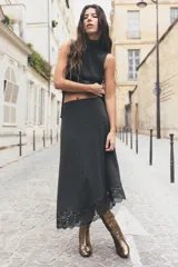 Falda midi gris oscuro de tejido de punto, con cintura elástica y bajo asimétrico con detalle de encaje negro.