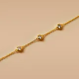 Pulsera dorada de plata 925 con baño de oro, con tres circonias engarzadas.