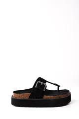 Sandalia flatform negra con tira de dedo y hebilla lateral. Plataforma con base de corcho.