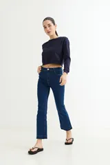 Sweatshirt azul marino de corte cropped y manga larga.