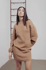 Vestido corto tejido de punto color fucsia, con cuello alto y mangas globo.