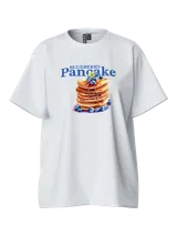 Camiseta blanca de algodón con cuello redondo y mangas cortas. Estampado frontal de un stack de panqueques con arándanos y la frase "Blueberry Pancake".