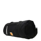 Bolso tipo duffle negro acolchado con cierre superior y bolsillo frontal con cierre. Tiene doble asa de mano y logo de la marca en color naranja.