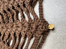 Casquete de crochet color rojo, con diseño de malla y confeccionado en hilo de algodón.