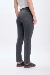 Pantalón de jean de corte recto color gris oscuro.