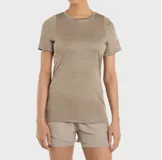 Remera deportiva negra de manga corta con efecto melange y logo Umbro en la manga.