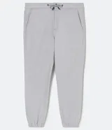 Pantalón jogger negro liso, con cintura elástica ajustable con cordón y bolsillos laterales.