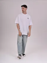 Remera azul con estampado del número 78 en el pecho. Corte holgado y cuello redondo.