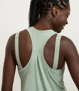 Musculosa deportiva de microfibra color ladrillo, con espalda tipo nadador, escote redondo y perforaciones en toda la prenda.