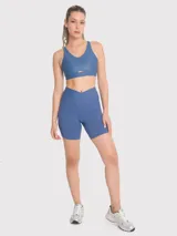 Calza biker corta azul con pretina en V y bandas de silicona en el interior.