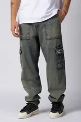 Pantalón jean celeste de corte ancho, con bolsillos cargo laterales y traseros.