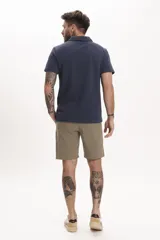 Bermuda de gabardina azul marino, corte recto y largo a la rodilla.