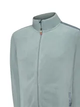 Campera polar celeste de poliéster reciclado con aplicaciones de tela canvas de algodón en los hombros, dos bolsillos frontales con cierre, bolsillos internos, cuello alto y cierre completo.