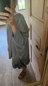 Remera blanca de corte amplio y mangas largas.