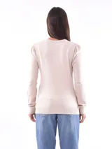 Sweater de punto color beige, de corte clásico y mangas largas. Ideal para uso diario.