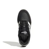 Championes urbanos Adidas Court Block Bold, color negro con detalles en blanco y suela marrón.
