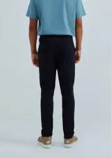 Pantalón de vestir azul marino, de corte slim fit, con bolsillos laterales y traseros.