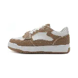 Zapatillas deportivas blancas con detalles en marrón y logo "ADA" en el lateral. Cierre con cordones y velcro.
