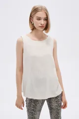 Musculosa blanca de lino con breteles anchos y cuello bote.