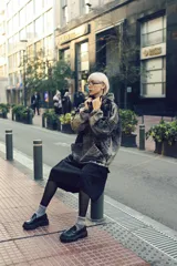 Canguro oversize de denim gris lavado, con capucha, cuello alto con cierre metálico, puños elásticos y bolsillo frontal tipo canguro.