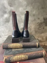 Bota de cuero negra de caña media con elásticos laterales en la caña y punta cuadrada.