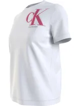 Remera blanca de algodón con cuello redondo y mangas cortas. Estampado frontal con el monograma CK en color fucsia con efecto spray y logo de Calvin Klein Jeans.