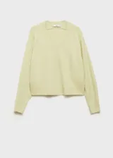 Sweater color crema con cuello en V, de tejido de punto y manga larga.