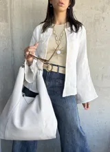 Chaqueta blanca de bambula con bordados en el cuello, mangas y frente.