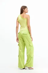 Top celeste de un hombro con detalle de volados en el escote y textura acanalada.