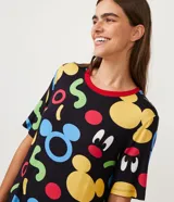Camisón corto negro de viscolycra con estampado de Mickey Mouse, cuello redondo y mangas cortas con ribete rojo.