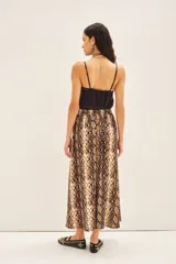 Falda midi evasé con estampado animal print de serpiente y cintura elastizada en la espalda.