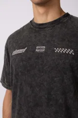 Remera gris con efecto lavado, cuello redondo y estampado con motivos de automovilismo.