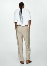Pantalón fluido color verde militar, de corte recto, con cintura elástica ajustable con cordón y bolsillos laterales.