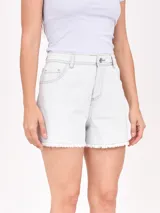 Short de jean celeste con terminación desflecada.