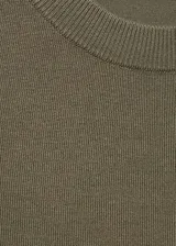 Jersey de punto fino color blanco, de manga corta y cuello redondo.