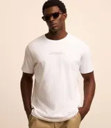 Remera de algodón para hombre, modelo comfort, color blanco. Cuello redondo, mangas cortas y estampa frontal con la frase "abençoado por natureza".