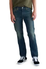Jeans de corte slim fit, color azul oscuro con desgaste en muslos y rodillas.