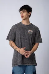 Remera gris con efecto de desgaste, cuello redondo y manga corta. Estampa frontal con la frase "Welcome to Hell" y una mano sosteniendo el mundo VCP.
