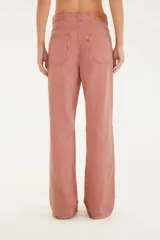 Pantalón largo de tiro alto, con calce medianamente amplio y largo por debajo de los tobillos. Diseño a rayas verticales rojas y blancas.