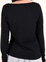 Remera negra de mangas largas y escote redondo.