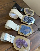 Cinto de ecocuero con hebilla redonda de alpaca y nácar.