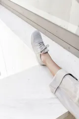 Zapatillas blancas de lana merino, diseño minimalista y atemporal, sin género y para todas las edades. Capellada y forro de lana merino, suela de EVA.